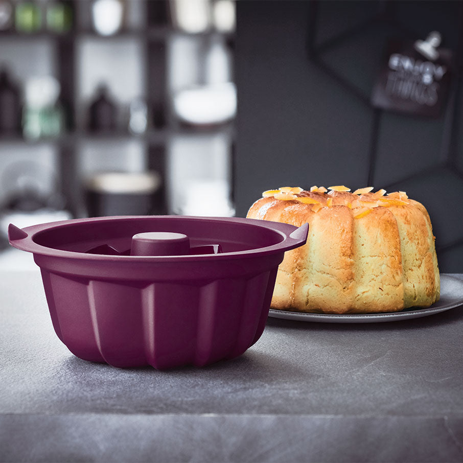 Tupper Ware Silicone Bundt Form with Round Cake Taker