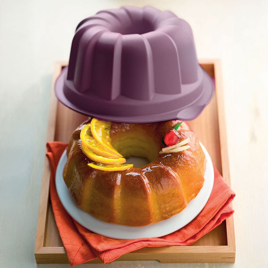 Tupper Ware Silicone Bundt Form with Round Cake Taker